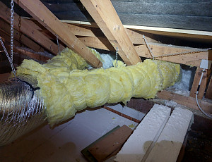 Zateplení stropu kulturního domu pomocí foukané izolace